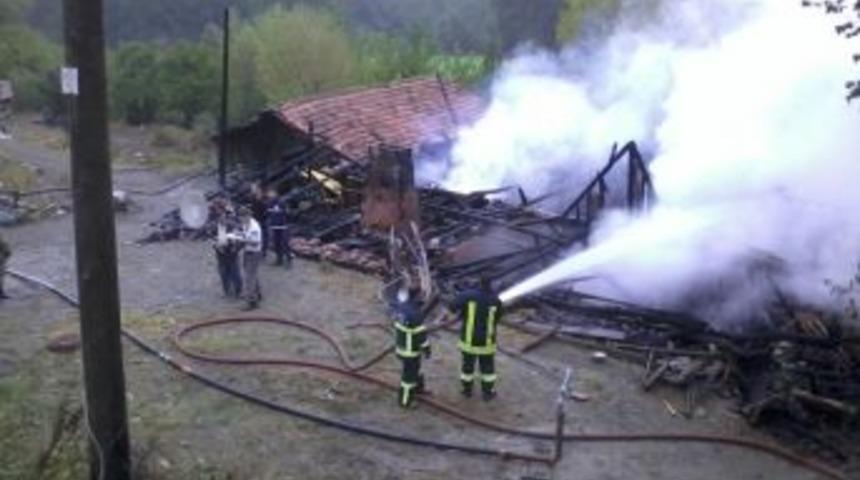 Taşk&ouml;pr&uuml;&rsquo;de K&ouml;y Yangını: 1 &Ouml;l&uuml;