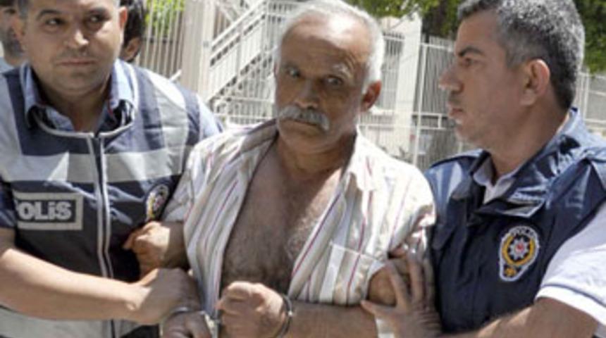 Duruşmada &ouml;ld&uuml;rd&uuml;ğ&uuml; adamla konuştu