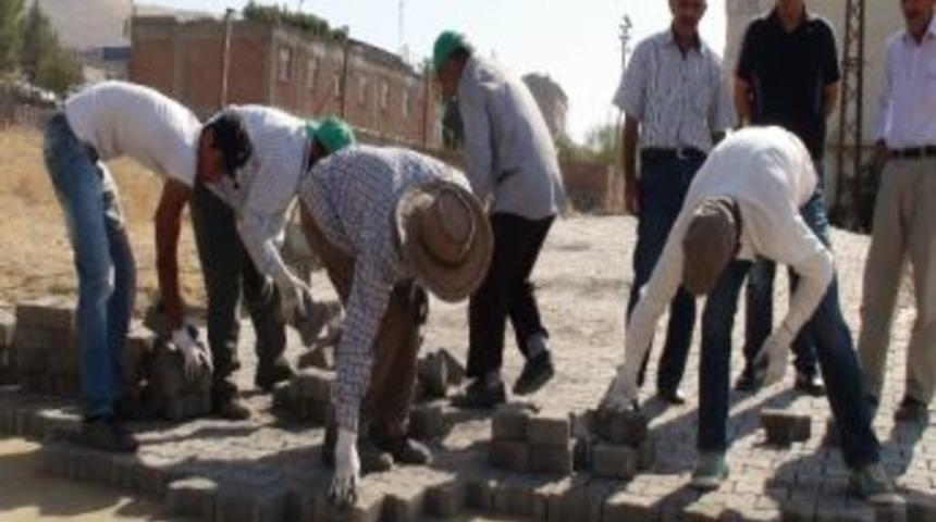30 Yıldır Hizmet G&ouml;rmeyen Mahalleye Parke Taşı D&ouml;şendi