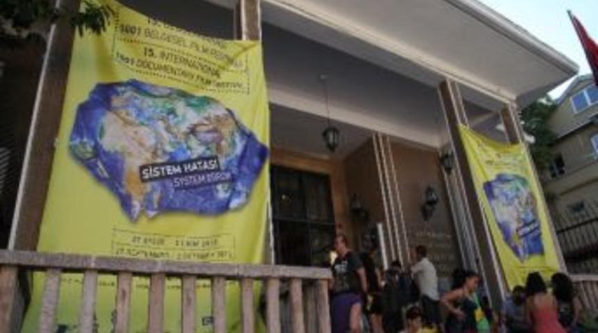 Azadi Street Filmi G&ouml;sterime Girdi