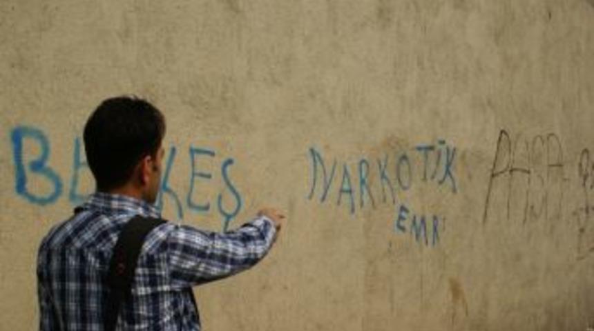 Dile Getirilemeyen Duygular, Duvarları Kirletiyor