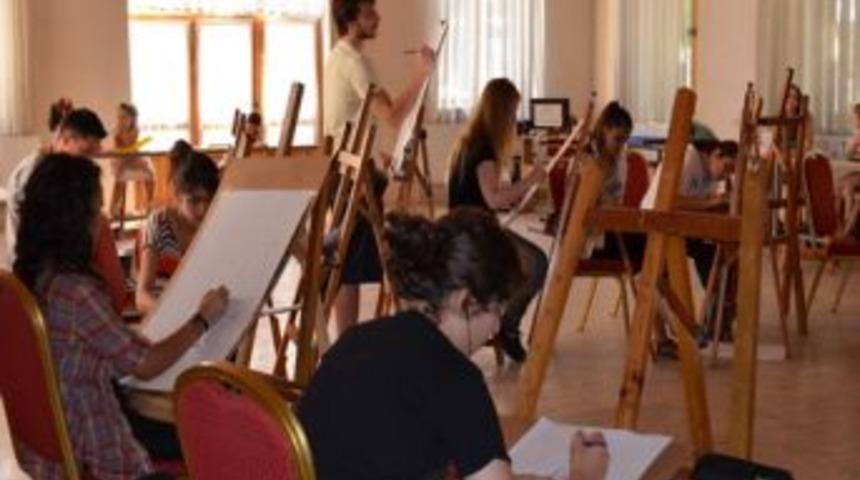 Salihli Belediyesi Resim At&ouml;lyesi&rsquo;nden B&uuml;y&uuml;k Başarı