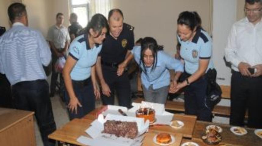 Polislerden Kız &Ouml;ğrenciye Doğum G&uuml;n&uuml; S&uuml;rprizi