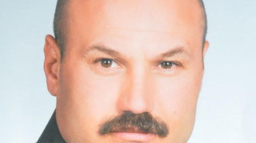 Polis memurunu &ouml;ld&uuml;rd&uuml;