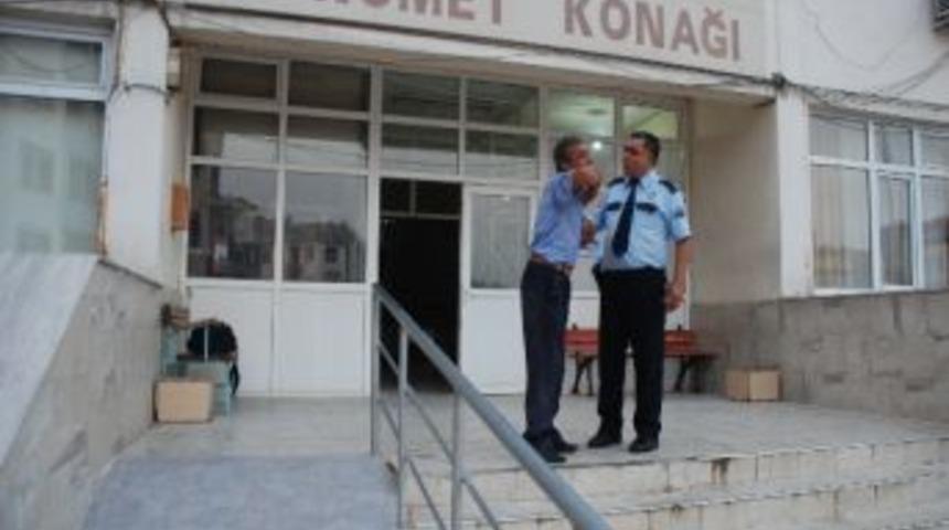 Mahkemenin Evden Ka&ccedil;an Kızı Hakkındaki Kararı Babayı &Ccedil;ıldırttı