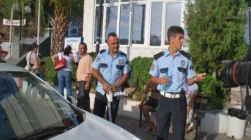 Arı Kamyonunu &Ccedil;eviren Polisleri Arı Soktu