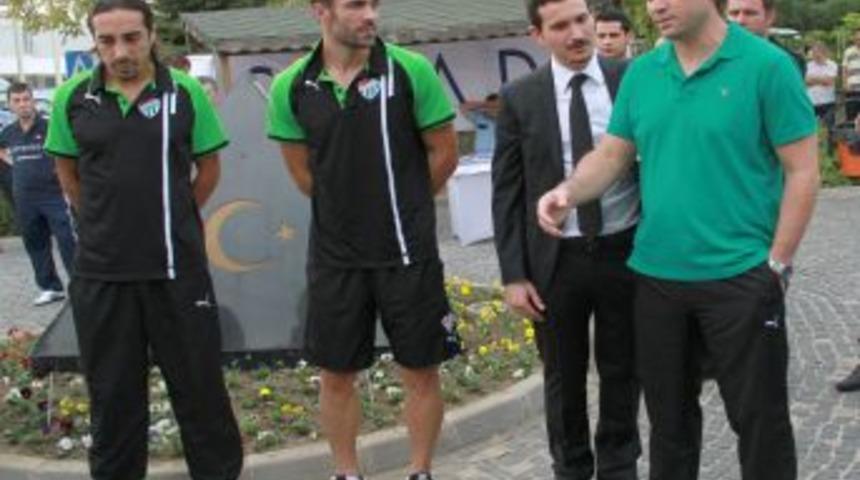 Ertuğrul Sağlam Ve Bursasporlu Futbolcular Kalp Sağlığı I&ccedil;in Y&uuml;r&uuml;d&uuml;