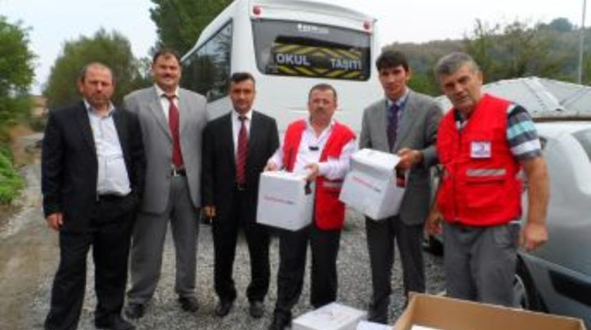 Kızılay Alaplı şubesinden &ouml;ğrenciler yardım
