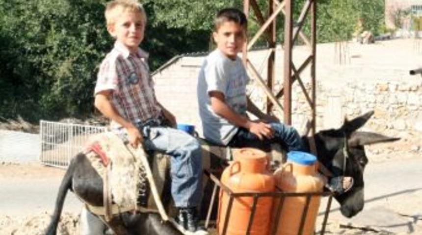 &Ouml;ğrenciler Okul Yerine Su Taşımaya Gidiyor