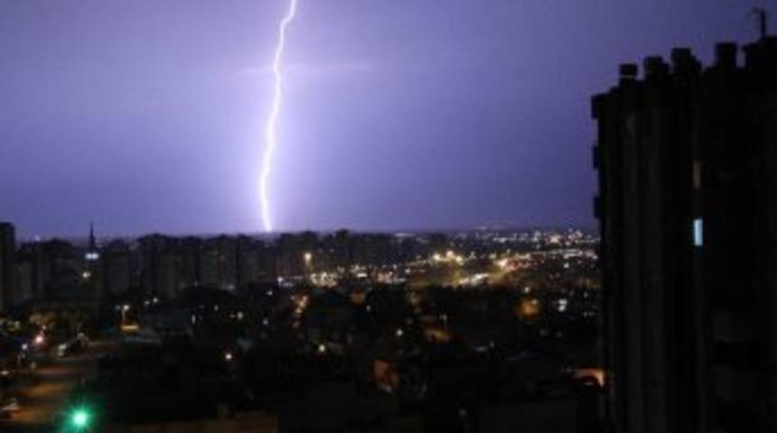 Adana'yı Şimşekler Aydınlattı