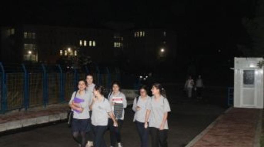 Kız &Ouml;ğrencilerden Gece Eğitimine İsyan