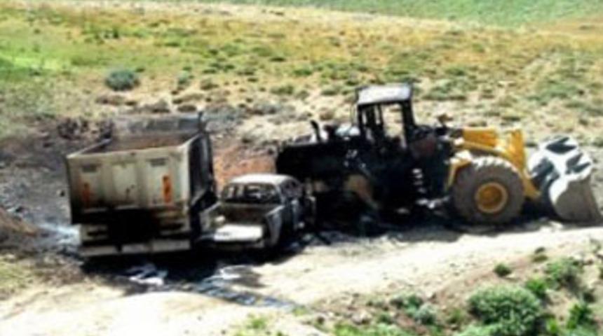 PKK iş makinelerini yaktı,s&uuml;r&uuml;c&uuml;ler kayıp
