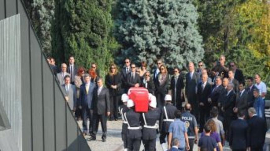 Turgut &Ouml;zal'ın Naaşı Defnedileceği Anıt Mezar'a Getirildi