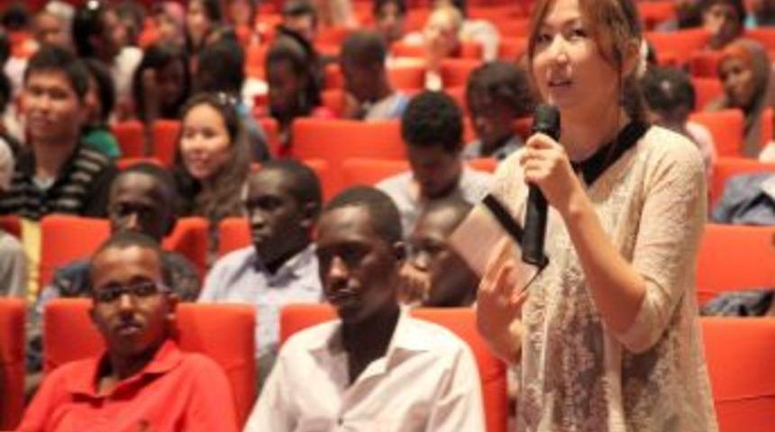 Gediz&rsquo;in 52 &Uuml;lkeden &Ouml;ğrencileri, 16 &Uuml;lkenin Konsoloslarıyla Buluştu