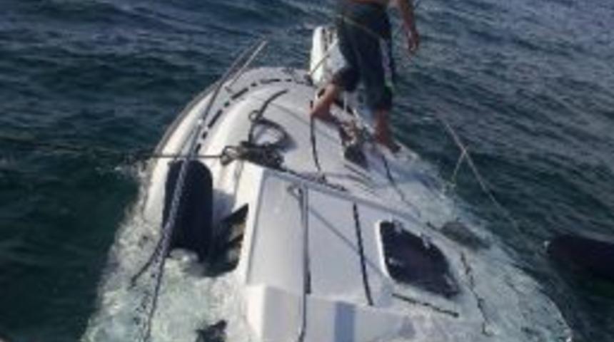 Muğla'da Kayalıklara Oturan Tekne Battı