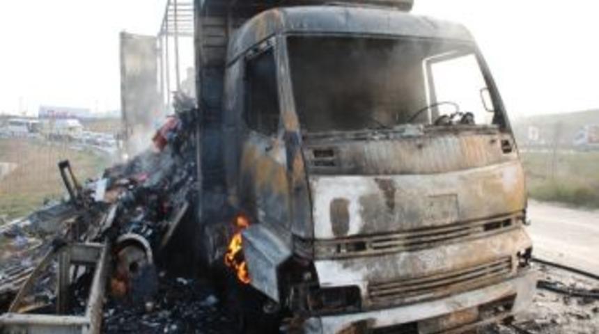 Kozmetik Malzeme Y&uuml;kl&uuml; Kamyon Alev Alev Yandı