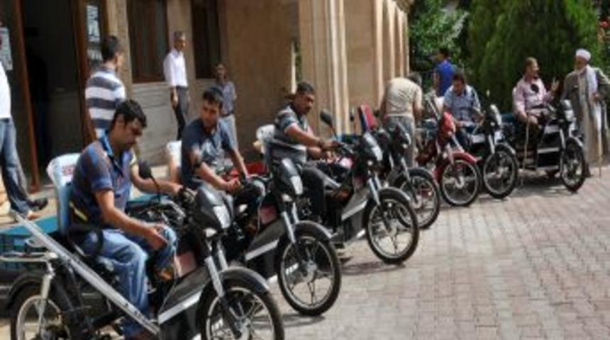 Midyat Belediyesi Engeli Vatandaşları Ak&uuml;l&uuml; Ara&ccedil; Hediye Ederek Sevindirdi