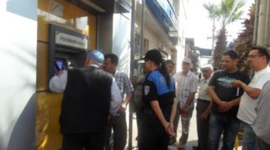 Polis, Yaşlılarımızın Para &Ccedil;ekmesine Yardımcı Oluyor