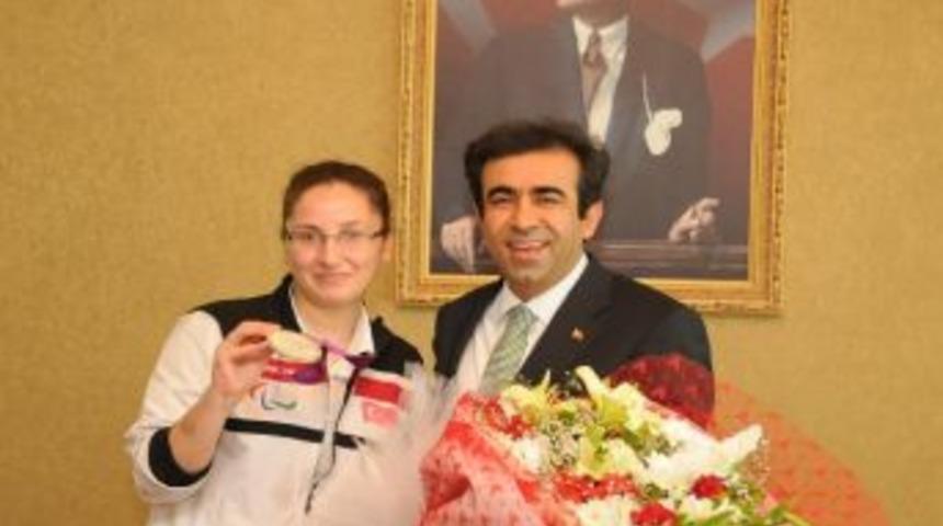 Başarılı Sporcuya Validen &Ouml;d&uuml;l