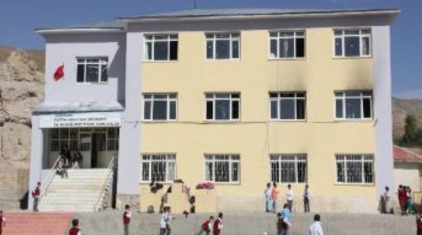 Kundaklanan Okulda Eğitim &Ouml;ğretim Başladı