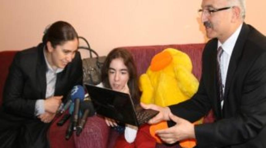 Evde Eğitimle Bursluluk Sınavını Kazandı