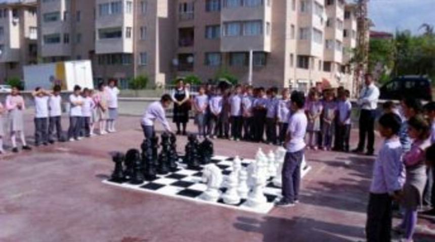 S&ouml;ğ&uuml;t Belediyesi&rsquo;nden Okullara Bah&ccedil;e Satrancı