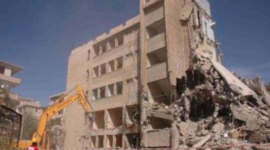 Van'da Kentsel D&ouml;n&uuml;ş&uuml;m Kapsamında Yıkım Başladı