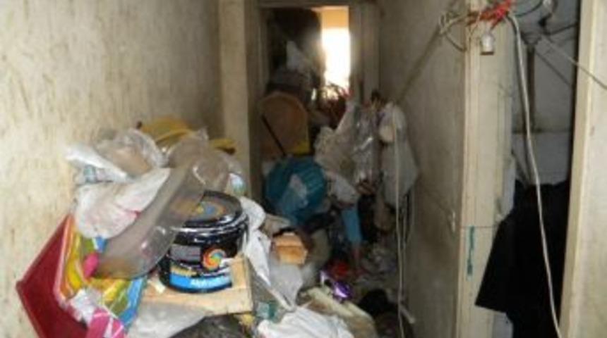 Yaşlı Kadının Evinden 5 Kamyon &Ccedil;&ouml;p &Ccedil;ıktı