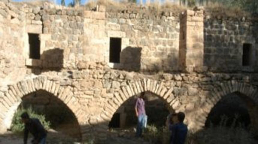 &Ouml;renkale Medrese Ve K&uuml;mbetleri Kurtarılmayı Bekliyor