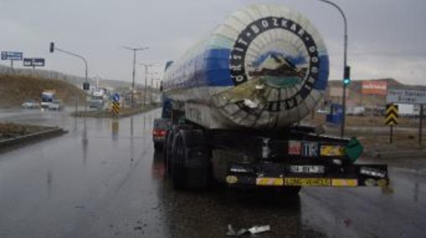 Kırıkkale'de Askeri Ara&ccedil; Tır'a &Ccedil;arptı