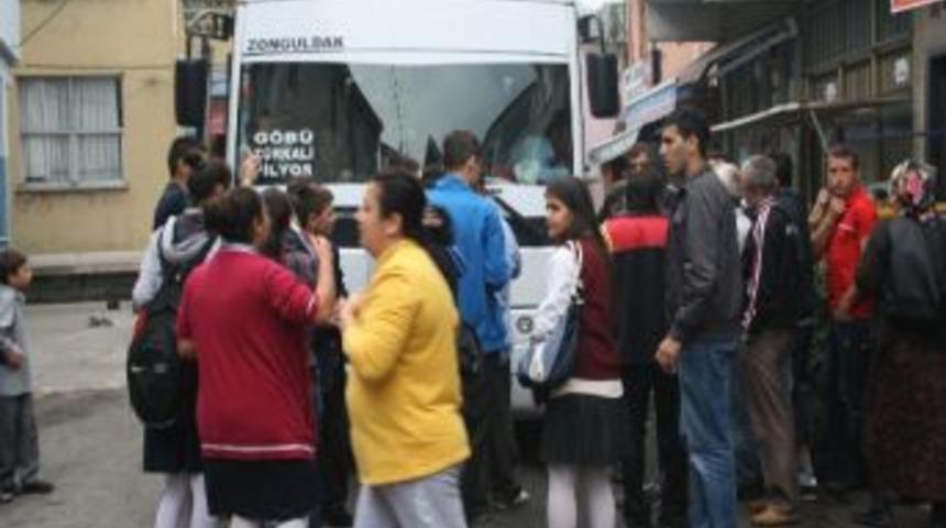 &Ouml;ğrenciler Dolu Otob&uuml;se Binemeyince Veliler Tepki G&ouml;sterdi