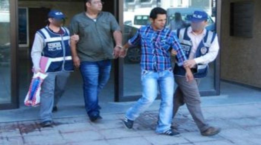 Bacaklarına Sardıkları Uyuşturucularla Yakalandılar