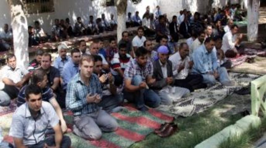 Ak&ccedil;akale'de Cuma Hutbesinde Provokasyon Uyarısı Yapıldı