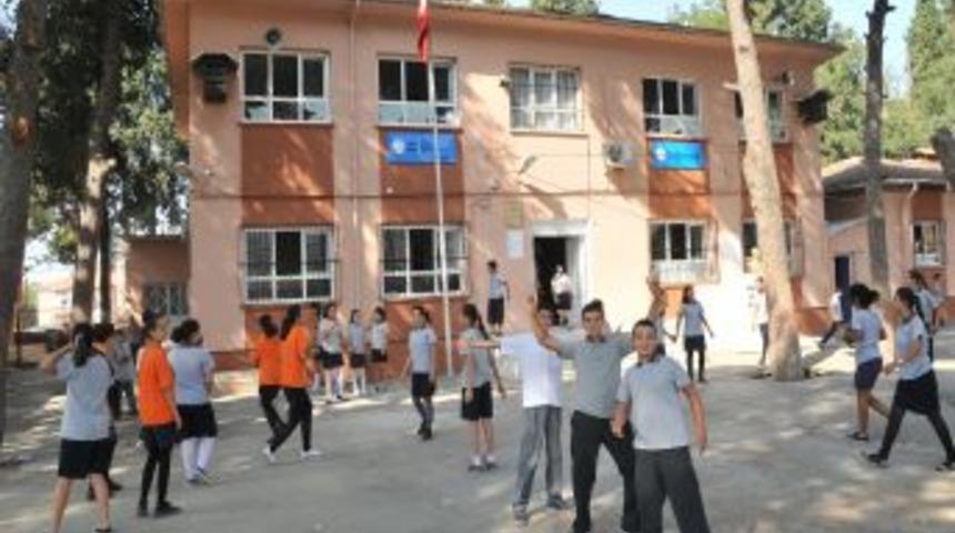 &Ccedil;iğli Belediyesi 40 Okulun Bakım Onarımını Yaptı