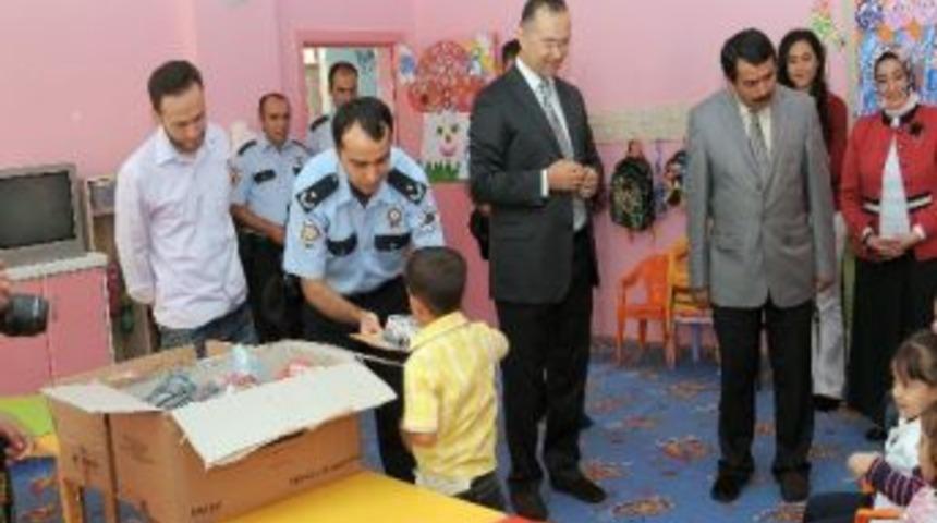 Polis Anaokulu &Ouml;ğrencilerine Oyuncak Dağıttı