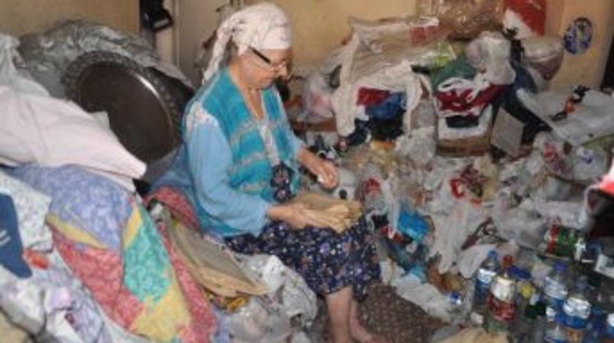 Yaşlı Kadının &Ccedil;&ouml;p Evi G&ouml;revlileri Hayrete D&uuml;ş&uuml;rd&uuml;