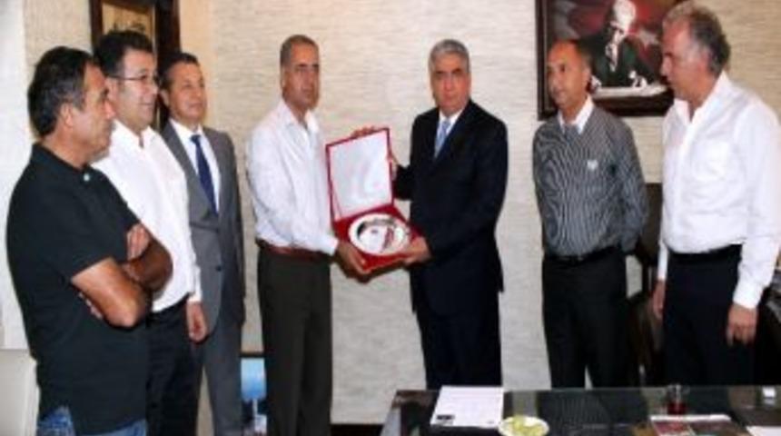 Hayırsever İş Adamına Plaket