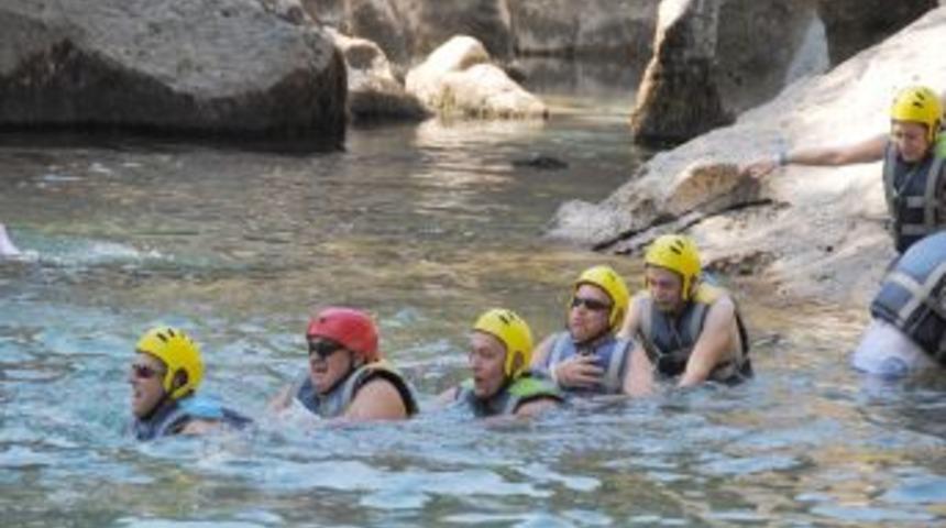Turistler, Soğuk Suda Kalarak Rafting Ve Kanoya Hazırlanıyor