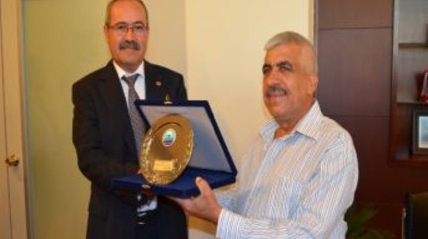 S&ouml;ke Belediyesi'nden İlk &Uuml;r&uuml;n Pamuğunu Yetiştiren &Uuml;retici H&uuml;seyin Sakallı&rsquo;ya Plaket