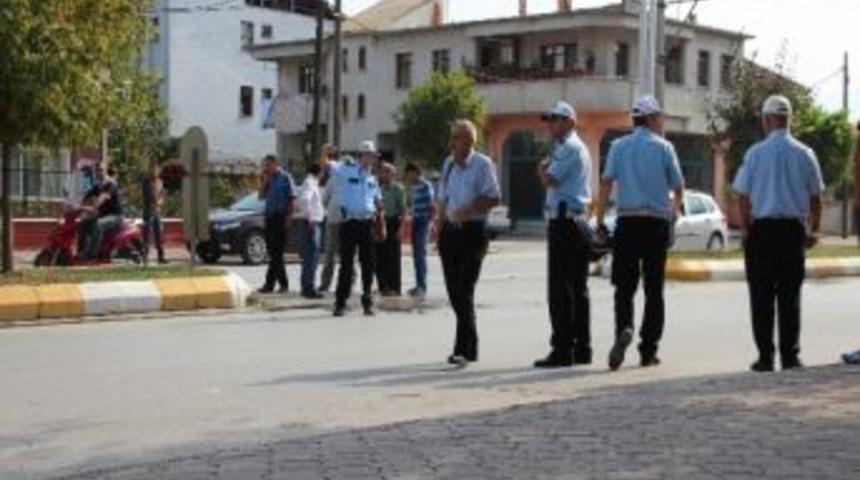 D&ouml;n&uuml;ş Yapmak İsteyen Minib&uuml;se Motosiklet &Ccedil;arptı