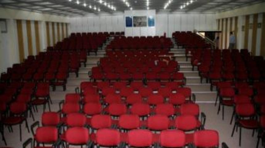 Tiyatro Salonu Yenilendi
