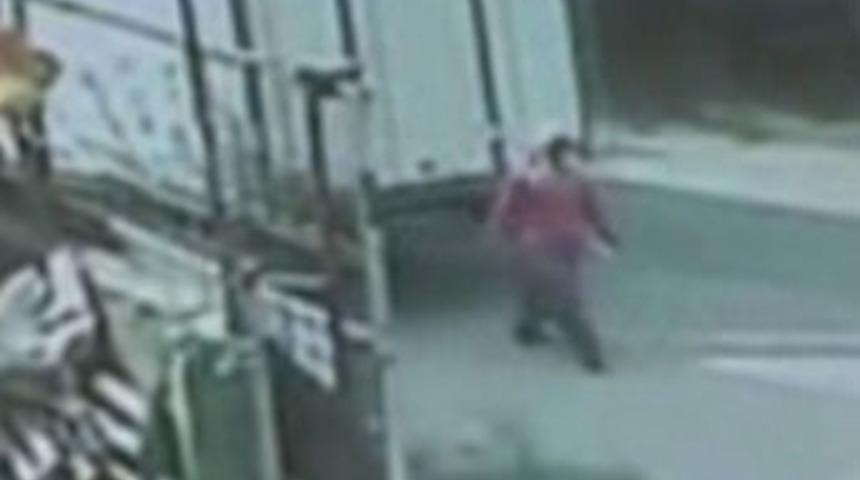 Kamyonet kadını b&ouml;yle ezdi