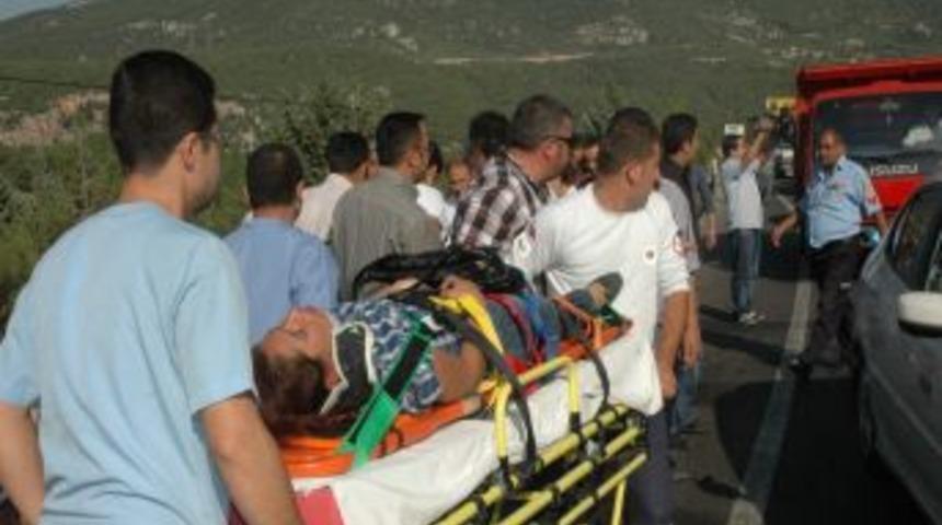 Denizli'de Trafik Kazası: 1 &Ouml;l&uuml;, 13 Yaralı