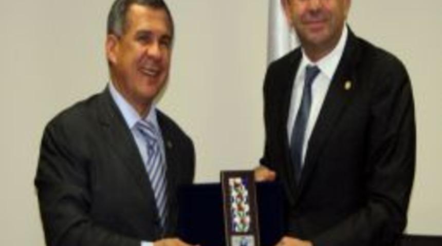 Tataristan Cumhurbaşkanı, Hediye Edilen Bı&ccedil;ağın Parasını &Ouml;dedi