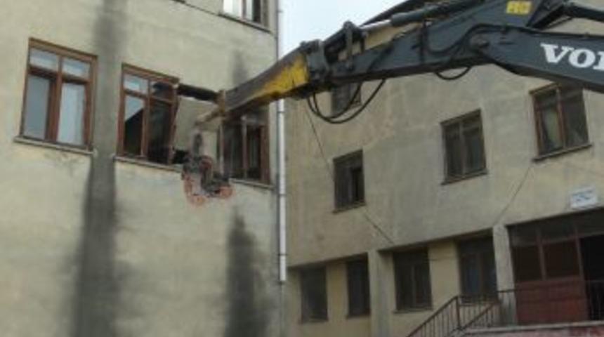 Zonguldak'ta Kentsel D&ouml;n&uuml;ş&uuml;m, Metruk Binaların Yıkımıyla Başladı