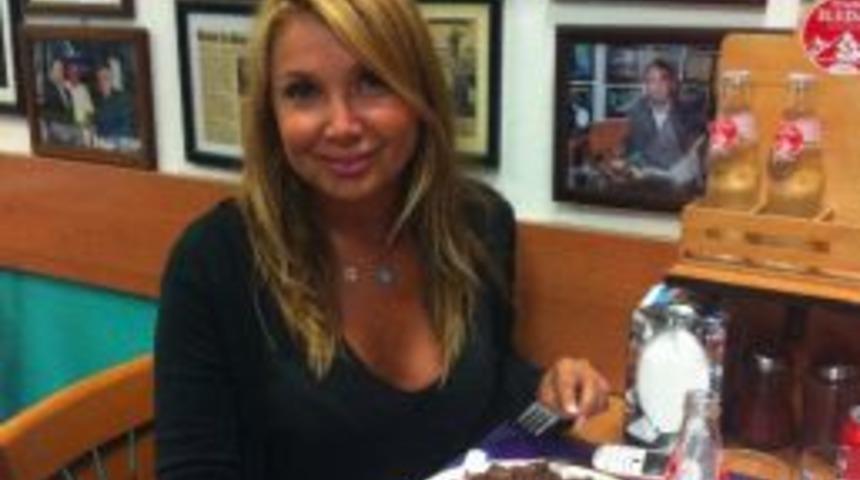 Yonca Evcimik Kebap Yiyip Enerji Depoladı