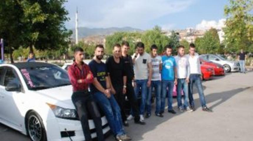 Modifiyeli Ara&ccedil; Tutkunlarının Yorum Tepkisi