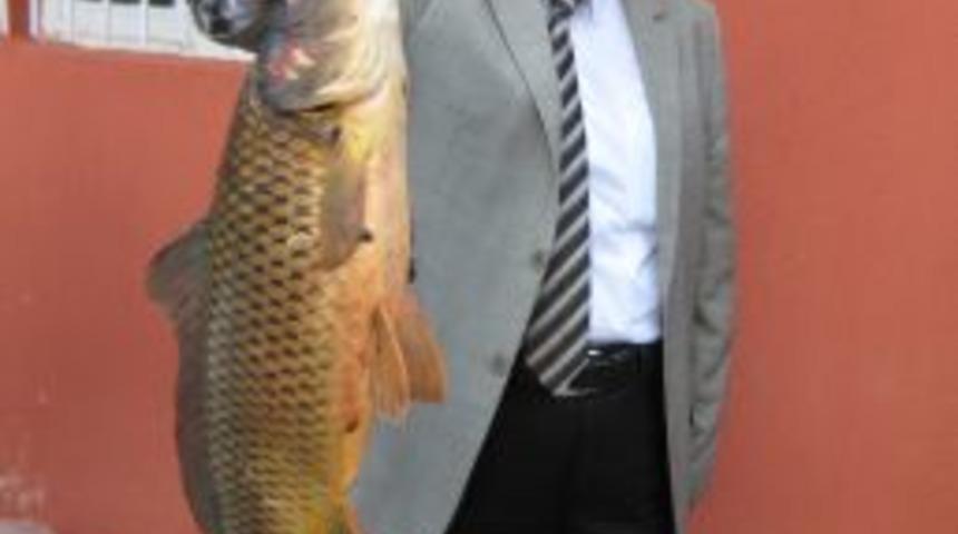 Eğirdir G&ouml;l&uuml;&rsquo;nden Kovada Kanalı&rsquo;na Akan Su Kesilince Balıklar Elle Tutuldu