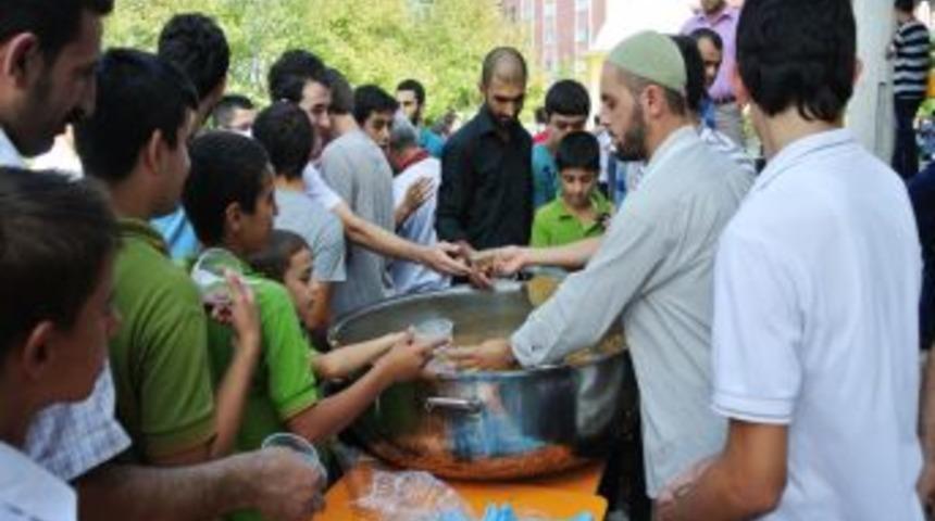 AGD &Uuml;yesi &Uuml;niversiteliler, Cami Cemaatine Helva Dağıttı