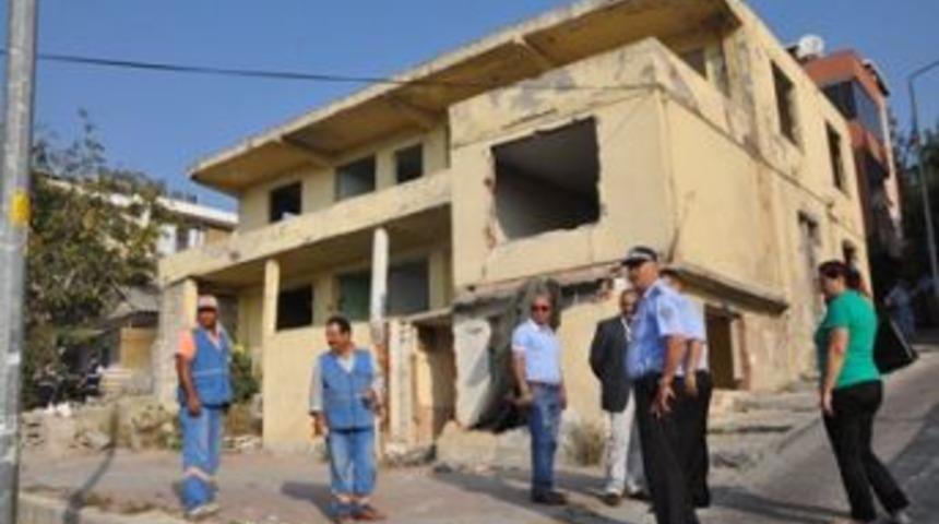 Yıkım ekiplerine semaver &ccedil;ayı ikram ettiler&hellip;